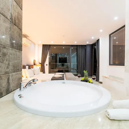 Unlimited 5 Bedroom Luxury With Infinity Pool *
