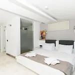 Unlimited 5 Bedroom Luxury With Infinity Pool וילה *