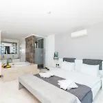 Unlimited 5 Bedroom Luxury With Infinity Pool וילה *